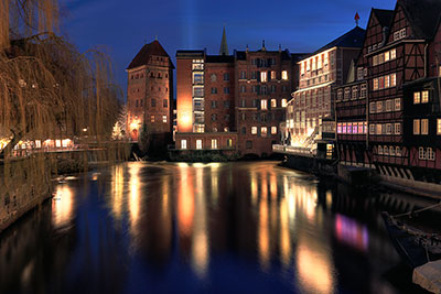 Deutschland, Niedersachsen, Lüneburger Heide, Blaue Stunde mit Wasserspiegelung am Stintmarkt mit Blick zur Lüner Mühle und der Abtsmühle