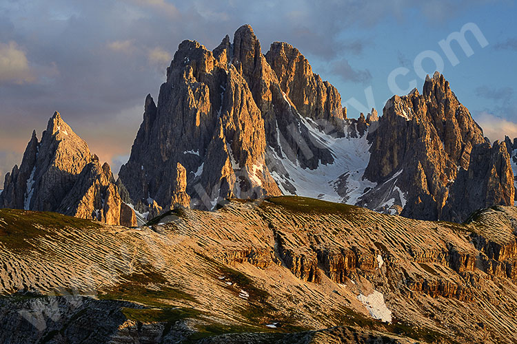 Italien, Veneto, Dolomiten,Sextener Dolomiten, Sonnenuntergang an der Cadini Gruppe mit Blick vom Wanderweg an den Drei Zinnen