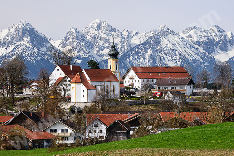 Deutschland, Bayern, Bayerische Voralpen, Blick nach Wildsteig mit den Allgäuer Alpen im Hintergrund