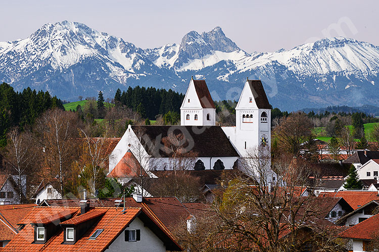 Deutschland, Bayern, Bayerische Voralpen, Blick nach Steingaden mit den Allgäuer Alpen im Hintergrund