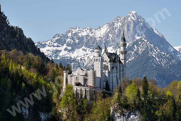 Deutschland, Bayern, Bayerische Alpen,Ammergauer Alpen, Blick vom Wanderweg an der Tegelbergbahn zum Schloss Neuschwanstein