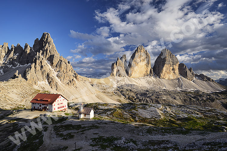 Italien, Trentino-Südtirol, Dolomiten,Sextener Dolomiten, Sonnenuntergang an der Nordseite der Drei Zinnen mit Blick zur Drei Zinnen Hütte