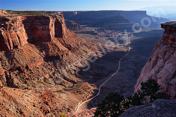 USA, Utah, Colorado Plateau,Canyonlands National Park, Blick vom Shafer Canyon Viewpoint in den Canyon und zur Shafer Trail Road