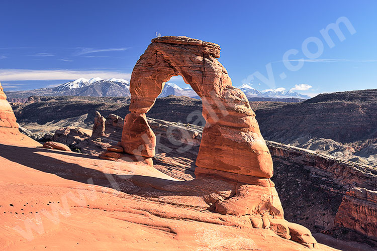 USA, Utah, Colorado Plateau,Arches National Park, Delicate Arch mit den La Sal Mountains im Hintergrund