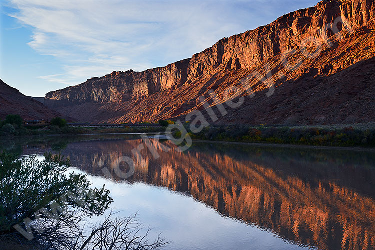 USA, Utah, Colorado Plateau,Castle Valley, Sonnenuntergang am Colorado River am Scenic Byway 128