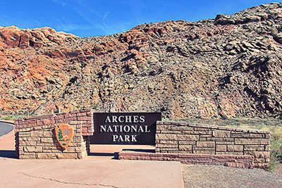 USA, Utah, Colorado Plateau,Arches National Park, Eingangsschild Arches National Park