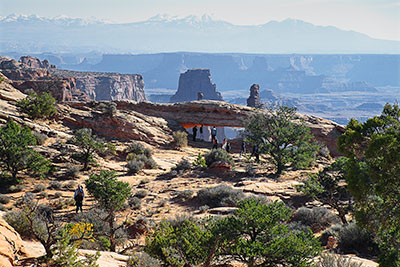 USA, Utah, Colorado Plateau,Canyonlands National Park, Mesa Arch mit La Sal Mountains im Hintergrund