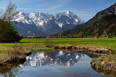 Deutschland, Bayern, Bayerische Alpen,Zugspitzregion, Wasserspiegelung mit Zugspitzmassiv im Hintergrund