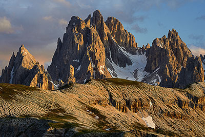 Italien, Veneto, Dolomiten,Sextener Dolomiten, Sonnenuntergang an der Cadini Gruppe mit Blick vom Wanderweg an den Drei Zinnen