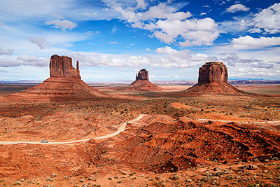 USA, Arizona, Colorado Plateau,Monument Valley, Blick vom Visitor Center zum West Mitten Butte, East Mitten Butte und Merrick Butte