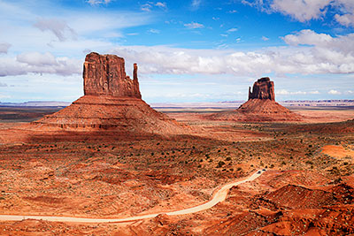 USA, Arizona, Colorado Plateau,Monument Valley, Blick vom Visitor Center zum West Mitten Butte und East Mitten Butte