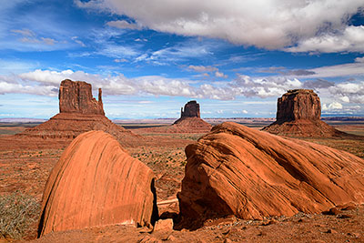 USA, Arizona, Colorado Plateau,Monument Valley, Blick vom Parkplatz zum West Mitten Butte, East Mitten Butte und Merrick Butte