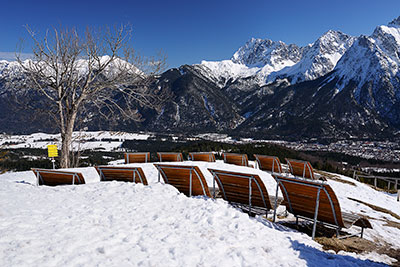 Deutschland, Bayern, Bayerische Alpen,Werdenfelser Land, An der Kranzberggipfelhütte mit Blick zum Karwendelgebirge