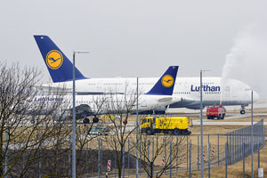 Deutschland, Bayern, München und Umgebung, Airbus A380 auf der Rollbahn zum Terminal 2