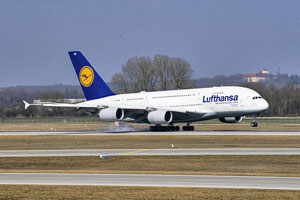 Deutschland, Bayern, München und Umgebung, Airbus A380 bei der Landung