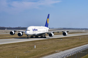 Deutschland, Bayern, München und Umgebung, Airbus A380 auf der Rollbahn