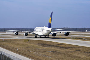 Deutschland, Bayern, München und Umgebung, Airbus A380 auf der Rollbahn
