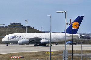 Deutschland, Bayern, München und Umgebung, Airbus A380 auf dem Vorfeld zum Terminal 1 beim Besucherhügel