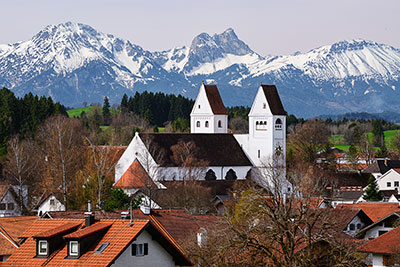 Deutschland, Bayern, Bayerische Voralpen, Blick nach Steingaden mit den Allgäuer Alpen im Hintergrund