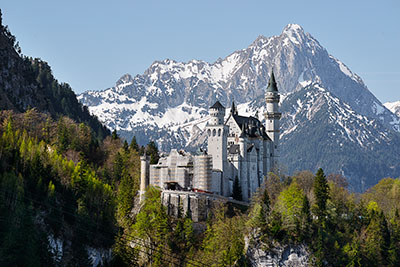 Deutschland, Bayern, Bayerische Alpen,Ammergauer Alpen, Blick vom Wanderweg an der Tegelbergbahn zum Schloss Neuschwanstein