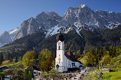 Deutschland, Bayern, Bayerische Alpen,Zugspitzregion, Kirche St. Johannes der Täufer am Kirchbichl mit Blick zum Zugspitzmassiv