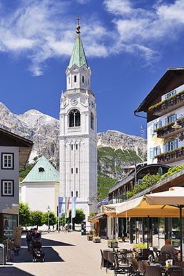 Italien, Veneto, Dolomiten,Dolomiti d'Ampezzo, Geschäftsstraße Corso Italia mit der Kirche Parrocchia dei Saint Filippo e Giacomo