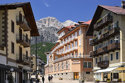 Italien, Veneto, Dolomiten,Dolomiti d'Ampezzo, Geschäftsstraße Corso Italia