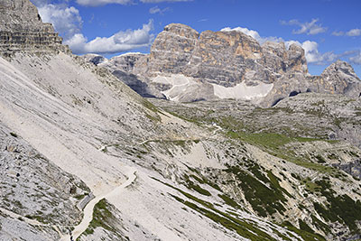 Italien, Veneto, Dolomiten,Sextener Dolomiten, Wanderweg an den Drei Zinnen mit Blick zum Zwölferkofel