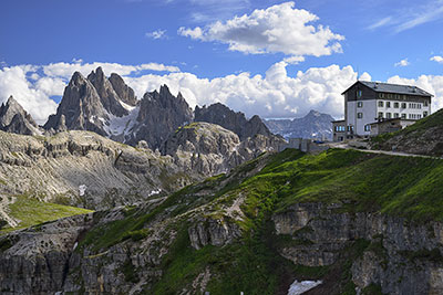 Italien, Veneto, Dolomiten,Sextener Dolomiten, Blick vom Wanderweg an den Drei Zinnen in Richtung Cadini Gruppe und der Auronzo Hütte