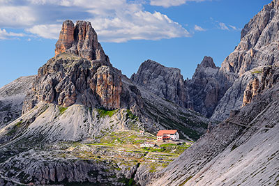 Italien, Trentino-Südtirol, Dolomiten,Sextener Dolomiten, Wanderweg über den Paternsattel mit Blickrichtung zur Drei Zinnen Hütte