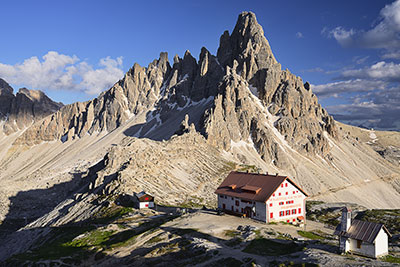Italien, Trentino-Südtirol, Dolomiten,Sextener Dolomiten, Sonnenuntergang am Paternkofel mit Blick zur Drei Zinnen Hütte