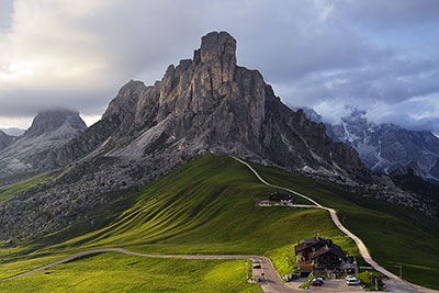 Italien, Veneto, Dolomiten,Dolomiti d'Ampezzo, Sonnenuntergang am Giau Pass mit Blick zum Monte Nuvolau