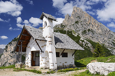 Italien, Veneto, Dolomiten,Dolomiti d'Ampezzo, Kapelle am Falzarego Pass