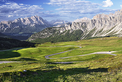 Italien, Veneto, Dolomiten,Dolomiti d'Ampezzo, Sonnenuntergang am Giau Pass mit Blick zum Croda da Lago