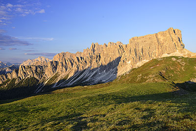 Italien, Veneto, Dolomiten,Dolomiti d'Ampezzo, Sonnenuntergang am Giau Pass mit Blick zum Lastoni di Formin und Croda da Lago