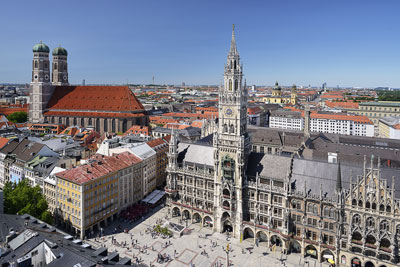 Deutschland, Bayern, München und Umgebung, Blick vom Alten Peter auf das Neue Rathaus und den Frauendom