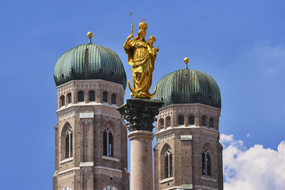 Deutschland, Bayern, München und Umgebung, Mariensäule mit den Türmen des Frauendoms
