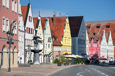 Deutschland, Bayern, Schwaben, Geschäfte und historische Häuser entlang der Reichsstraße