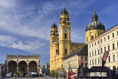 Deutschland, Bayern, München und Umgebung, Theatinerkirche mit Feldherrenhalle am Odeonsplatz