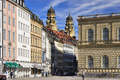 Deutschland, Bayern, München und Umgebung, An der Residenz mit den Türmen der Theatiner Kirche im Hintergrund