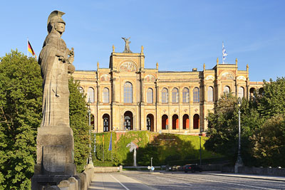 Deutschland, Bayern, München und Umgebung, Brückenfigur mit Maximilianeum im Hintergrund