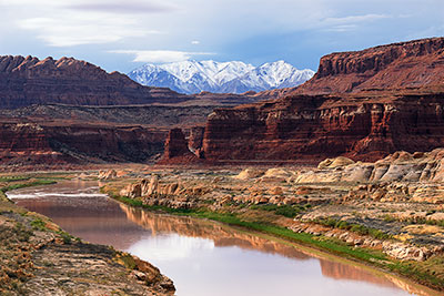 USA, Utah, Colorado Plateau,Glen Canyon, Blick von der Hite Crossing Bridge in Richtung Westen mit Henry Mountains im Hintergrund
