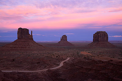 USA, Arizona, Colorado Plateau,Monument Valley, Blaue Stunde am Visitor Center mit Blick zum West Mitten Butte, East Mitten Butte und Merrick Butte