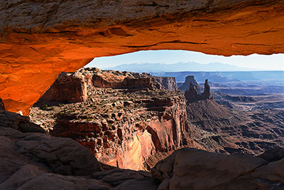 USA, Utah, Colorado Plateau,Canyonlands National Park, Mesa Arch mit Blick in den Buck Canyon