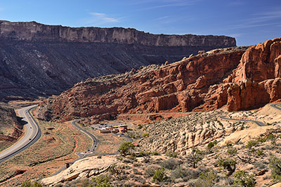 USA, Utah, Colorado Plateau,Arches National Park, Blick vom Scenic Drive in Richtung Visitor Center und Moab Fault am Hwy 191