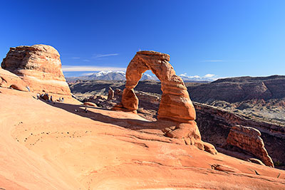USA, Utah, Colorado Plateau,Arches National Park, Delicate Arch mit den La Sal Mountains im Hintergrund