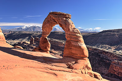 Fotogalerie USA, Utah, Colorado Plateau,Arches National Park, Delicate Arch mit den La Sal Mountains im Hintergrund