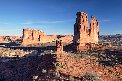 USA, Utah, Colorado Plateau,Arches National Park, Am Courthouse Towers Viewpoint mit Blick zu "The Organ" und "Tower of Babel"