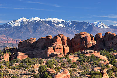 USA, Utah, Colorado Plateau,Arches National Park, Blick vom Devils Garden Campground in Richtung La Sal Mountains
