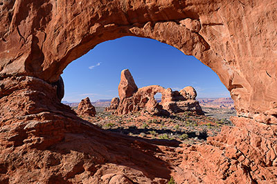 USA, Utah, Colorado Plateau,Arches National Park, Blick durch die Ostseite des North Windows mit Turret Arch im Hintergrund